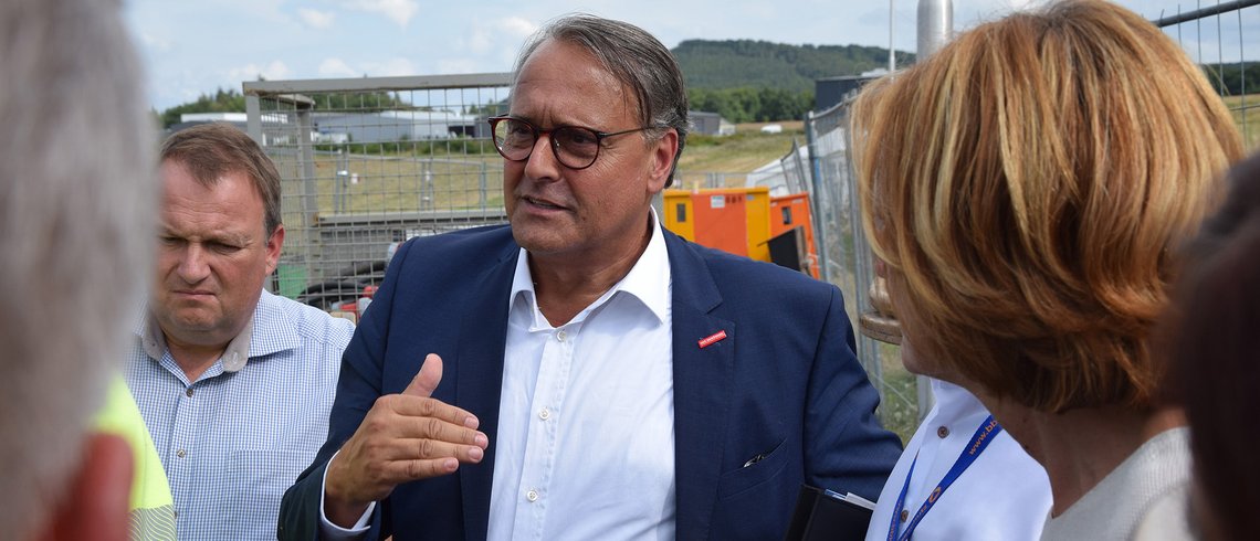 Ralf Hellrich zusammen mit Ministerpräsidentin Malu Dreyer bei einem Vor-Ort-Termin nach der Flutkatastrophe im Ahrtal.
