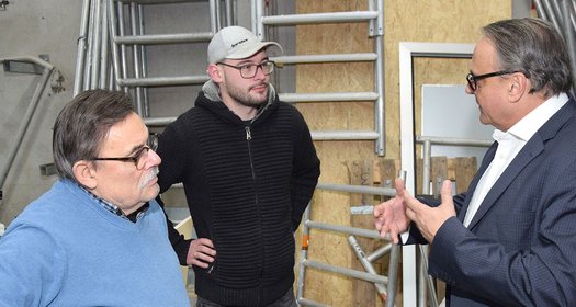 Felix Cestnik (von links) mit Sohn Alexander vom Metallbauunternehmen Meta-Bau im Gespräch mit HwK-Hauptgeschäftsführer Ralf Hellrich, der sich regelmäßig mit flutbetroffenen Handwerkern im Ahrtal über den Stand der Wiederaufbauarbeiten austauscht.