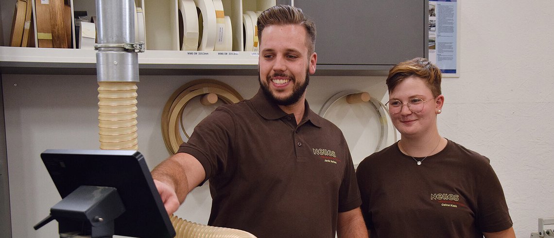 HwK Koblenz Celine Klein nahm zunächst am Projekt „Aufbau Ahr - Freiwillige Aufbauzeit im Ahrtal“ teil, anschließend entschied sie sich für eine Ausbildung als Tischlerin in der Schreinerei Nelles, links Janik Nelles.