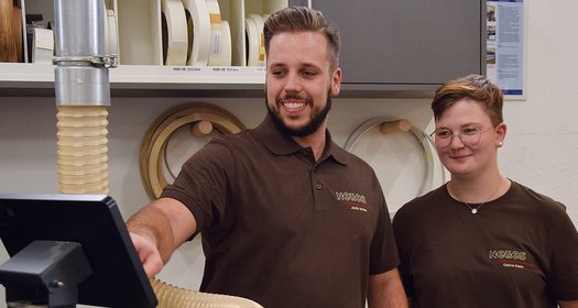 HwK Koblenz Celine Klein nahm zunächst am Projekt „Aufbau Ahr - Freiwillige Aufbauzeit im Ahrtal“ teil, anschließend entschied sie sich für eine Ausbildung als Tischlerin in der Schreinerei Nelles, links Janik Nelles.