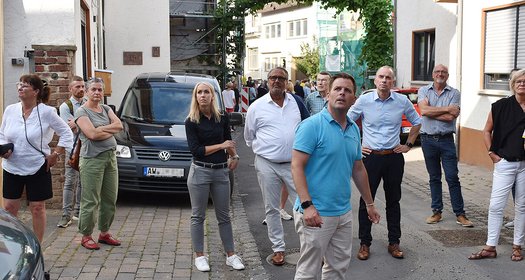 Bei einem Rundgang durch Dernau erklärte Martin Schell (Bildvordergrund), Vorstandsvorsitzender von 'Zukunft Mittelahr', den Stand des Wiederaufbaus und auch im Detail, was gut läuft und wo es hängt ¿ links hinter ihm Ralf Hellrich, Hauptgeschäftsführer der Handwerkskammer (HwK) Koblenz zusammen mit ISB-Vorstand Dr. Ulrich Link (rechts).