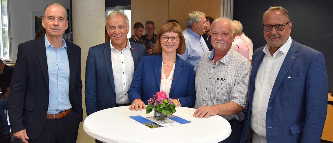 HwK Koblenz Die Ahr-Akademie der Handwerkskammer Koblenz ist seit über zwei Jahren Treffpunkt für die Koordinierung der handwerklichen Wiederaufbauarbeiten im Ahrtal, jüngst auch im Rahmen des Handwerkerforums mit (von links) Dr. Ulrich Link, Kurt Krautscheid, Nicole Steingaß, Frank Wershofen und Ralf Hellrich.