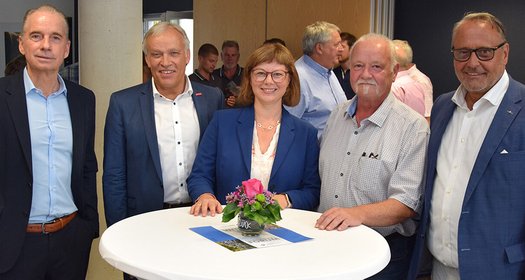 HwK Koblenz Die Ahr-Akademie der Handwerkskammer Koblenz ist seit über zwei Jahren Treffpunkt für die Koordinierung der handwerklichen Wiederaufbauarbeiten im Ahrtal, jüngst auch im Rahmen des Handwerkerforums mit (von links) Dr. Ulrich Link, Kurt Krautscheid, Nicole Steingaß, Frank Wershofen und Ralf Hellrich.
